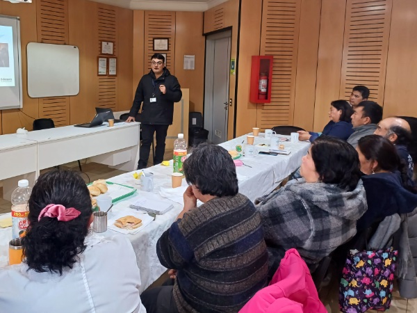 La exposición estuvo a cargo del defensor público Nicolás Silard y la asistente social Yessenia Soto