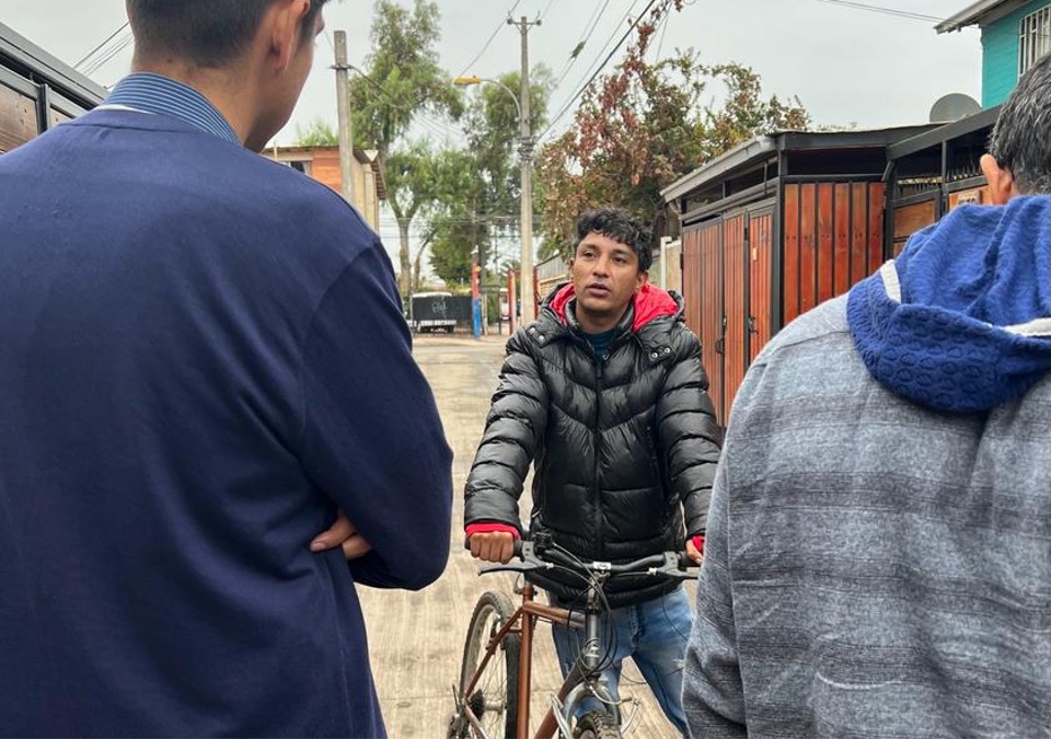 José Carrasco en su casa de Maipú, recreando los hechos ocurridos cuando lo tomaron detenido injustamente.