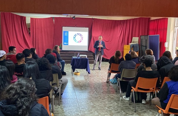 Analizando casos de actualidad, el abogado Cristian Miranda pudo explicar los alcances de la defensa penal a la comunidad del liceo "Francisco Tello".