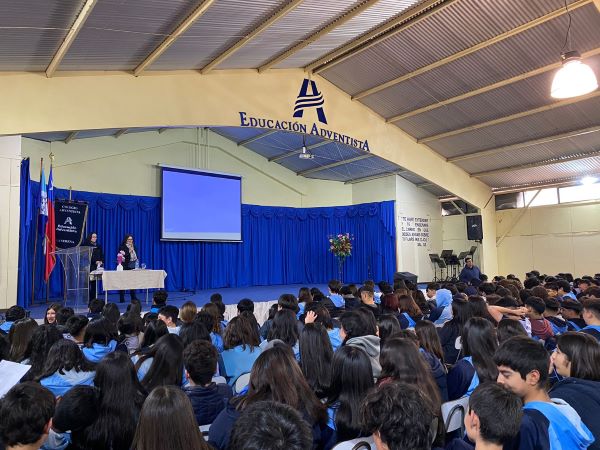 Las profesionales de la Defensoría durante la charla en el Colegio Adventista de La Serena.