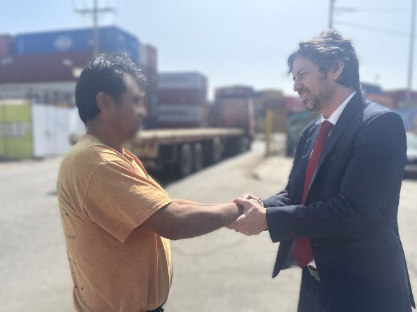 El defensor p&uacute;blico Cristi&aacute;n Mart&iacute;n junto al transportista, quien recuper&oacute; su libertad tras la resoluci&oacute;n judicial.   