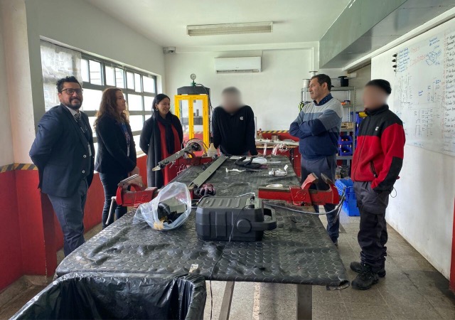 Junto al coordinador del Sename, los directivos conversaron con jóvenes que trabajan en el taller de mecánica.