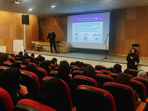 La exposición se realizó en el auditorio del liceo de Castro.