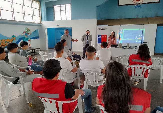 El defensor penal juvenil Sergio Muñoz y los alumnos en práctica Valentina Villagra y Raúl Sandoval conversaron con jóvenes en internación provisoria.