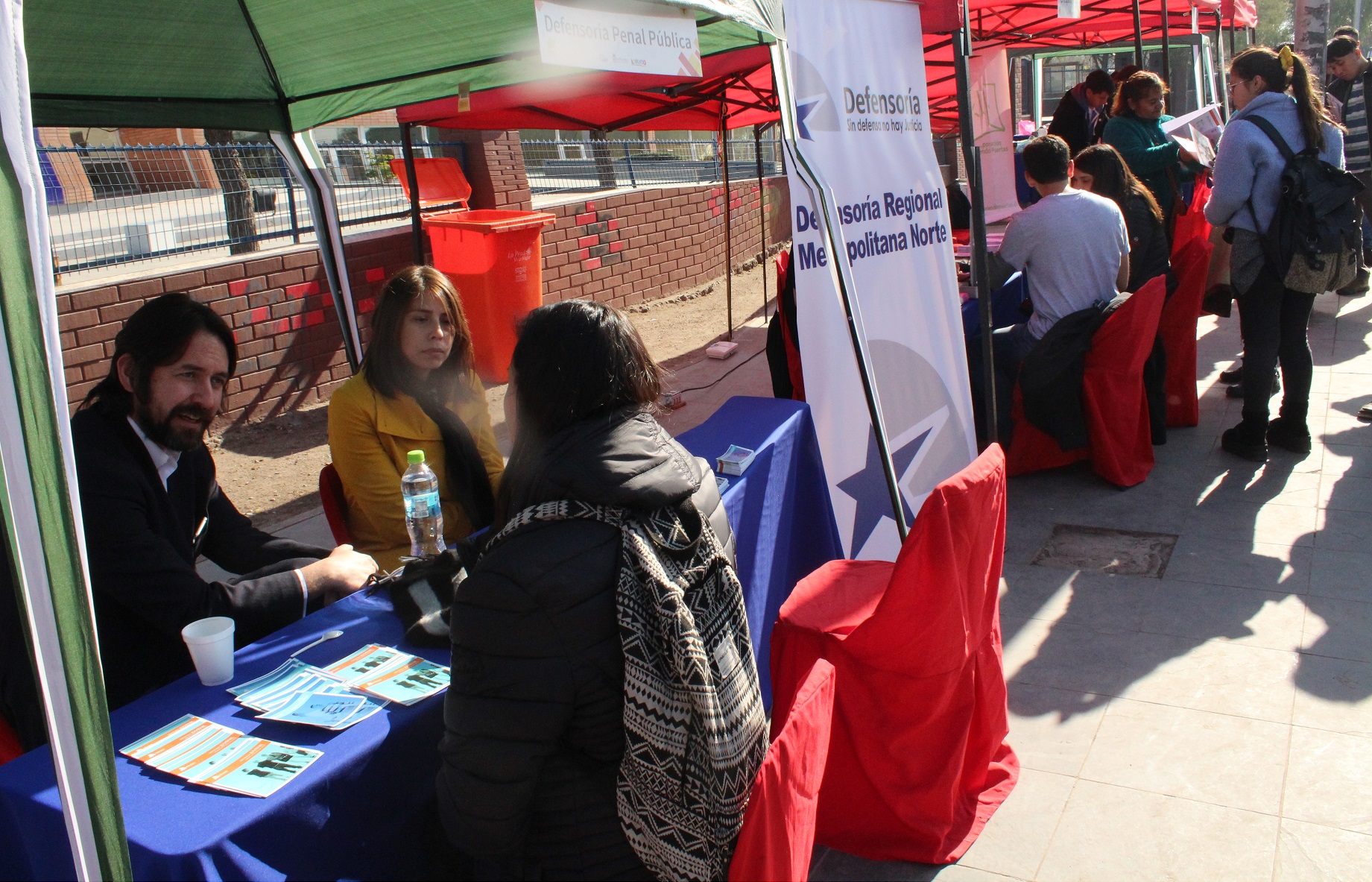 El abogado Cristi&aacute;n Martin, de la Unidad de Estudios de la DRMN, y la defensora p&uacute;blica Camila Berr&iacute;os atendieron las consultas ciudadanas.