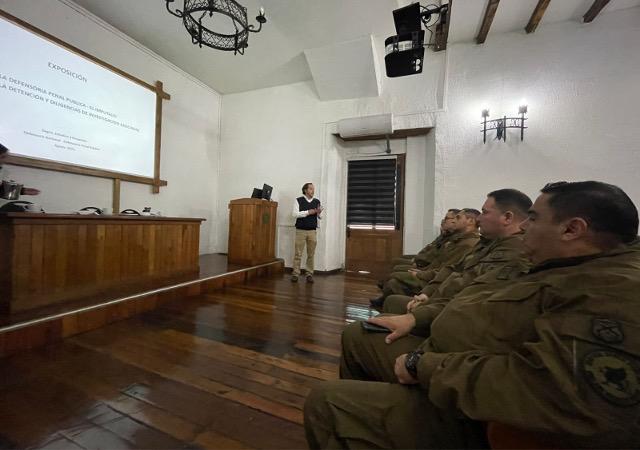 El abogado Francisco Garc&iacute;a Manzor explic&oacute; a los carabineros la misi&oacute;n institucional de la Defensor&iacute;a. 