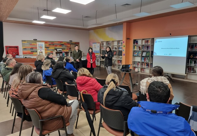 Pia Espinoza y Angela Morales conversaron con las funcionarias y funcionarios municipales de Bulnes.