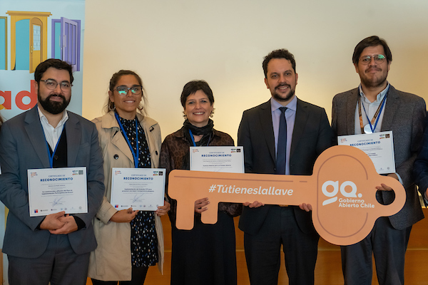 La Defensora Nacional, Ver&oacute;nica Encina Vera, durante la premiaci&oacute;n. 