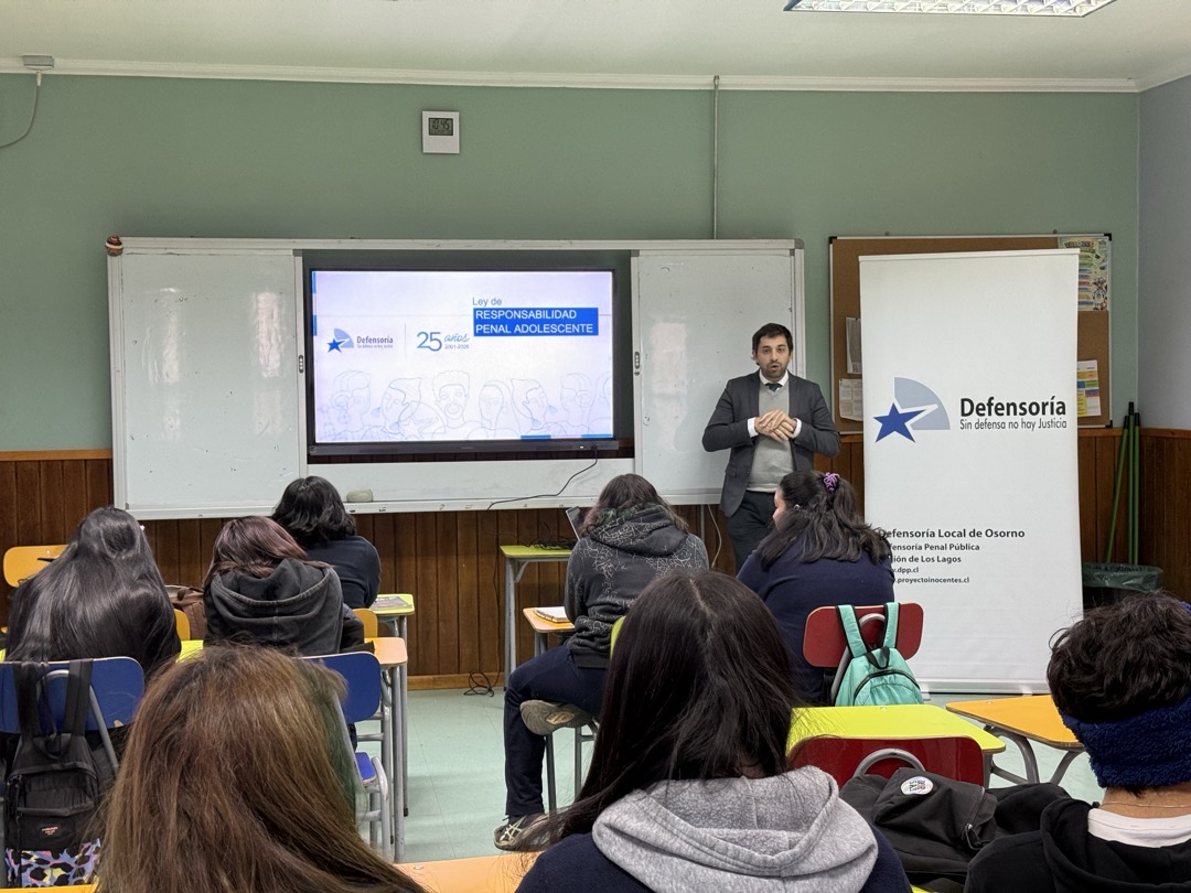 Osorno: equipo de la Defensoría dialogó con más de cien estudiantes de Puyehue sobre derechos y responsabilidad penal juvenil