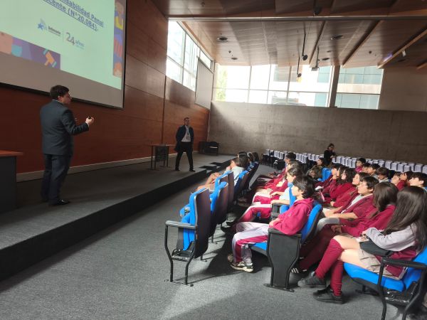 Escolares visitaron la Defensoría Metropolitana Sur y el Segundo Tribunal Oral en Lo Penal de Santiago