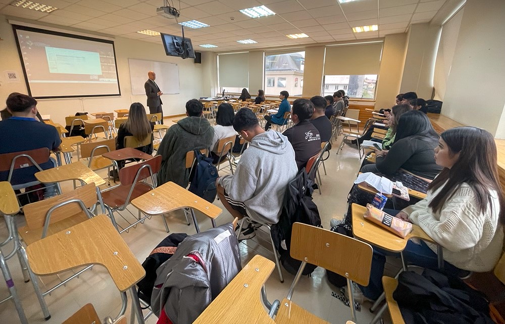 Durante la charla se visionaron historias de injustas imputaciones de delitos y encarcelamiento de cinco personas que forman parte de la iniciativa. 