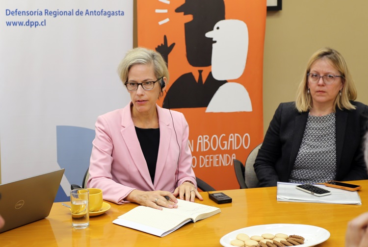 Margaret Satterthwaite durante la reunión con el equipo directivo de la Defensoría Regional de Antofagasta.