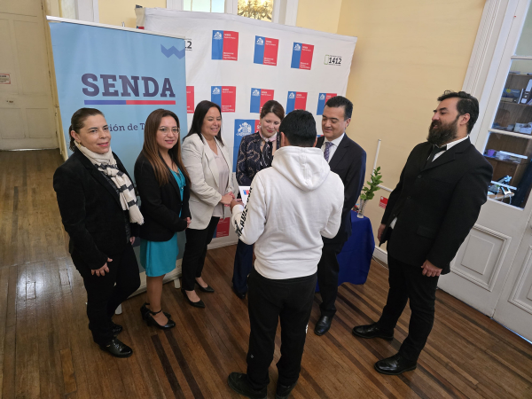 La jefa regional de Estudios, Karina Reyes, junto a autoridades, entregando la certificación en la ceremonia.