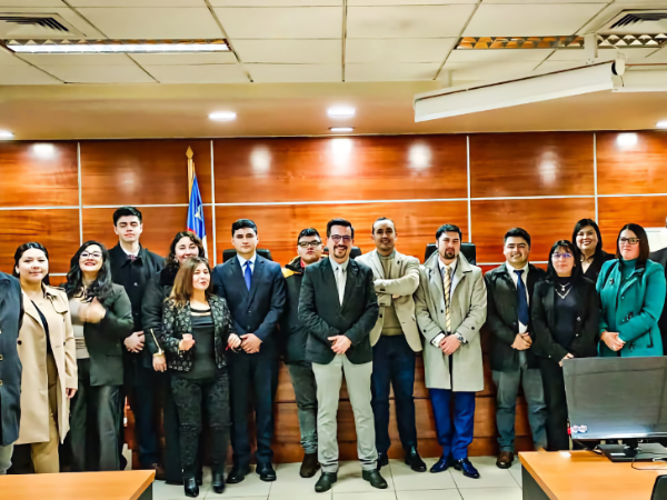 Las y los alumnos fueron guiados por el defensor penal p&uacute;blico Filippo Corval&aacute;n.