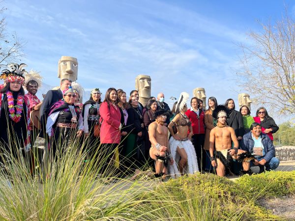 Defensoras Regionales Loreto Flores y Daniela Báez, junto a las autoridades y representantes del pueblo Rapa Nui.