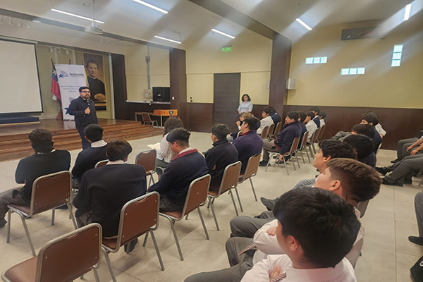 Defensor público juvenil de Atacama difundió la Ley de Responsabilidad Penal Adolescente ante estudiantes de Copiapó
