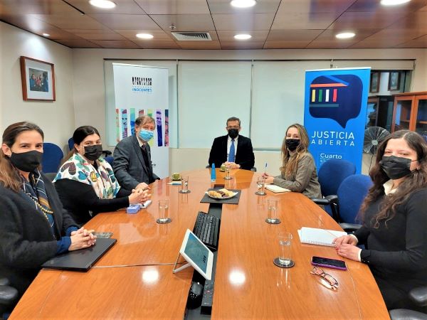Jan Jarab y Carlos Mora Jano durante la reuni&oacute;n con sus respectivos equipos.