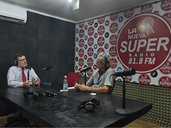 El Defensor Regional de Tarapac&aacute;, Gabriel Carri&oacute;n Calder&oacute;n, durante entrevista en radio "La nueva s&uacute;per" de Iquique.
