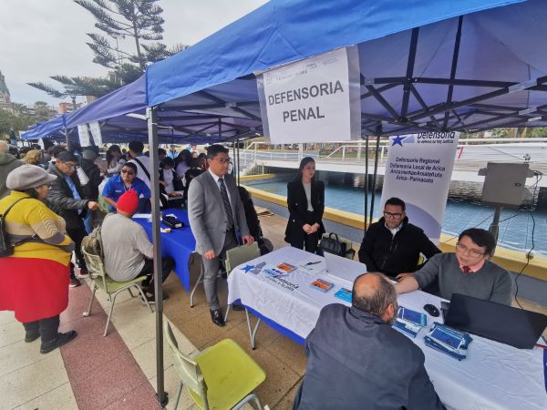 El defensor público Gustavo Riveros entregó atención personalizada a las y los usuarios. 