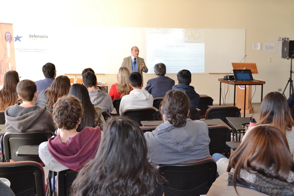 Gran inter&eacute;s gener&oacute; en alumnos y autoridades acad&eacute;micas la charla sobre Inocentes