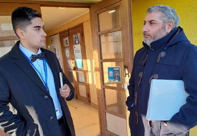 El defensor público Sergio Muñoz y el alumno en práctica Manuel Espinoza esperando autorización para ingresar al CIP-CRC de Coronel 