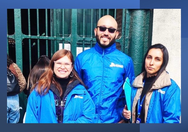 Las trabajadoras sociales Carla Manniello y Karina Vilches, junto al defensor penitenciario Jonathan Galaz, a la salida de la ex Penitenciaría.