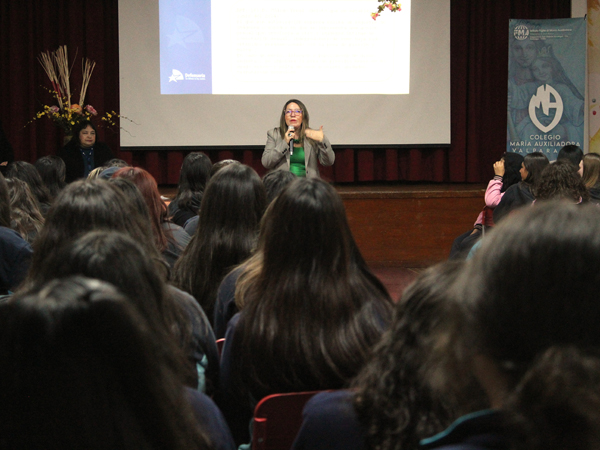 En la charla participaron m&aacute;s de 100 alumnas del colegio "Mar&iacute;a Auxiliadora".