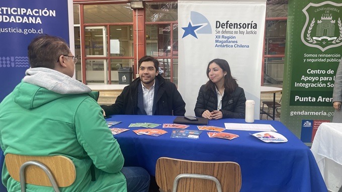 Charlie Andrade y Susana Neira respondieron consultas de alumnos y funcionarios de la UMAG.