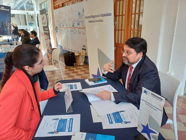 Osvaldo Valenzuela entregó orientación sobre pasantías en la Defensoría Regional Valparaíso.