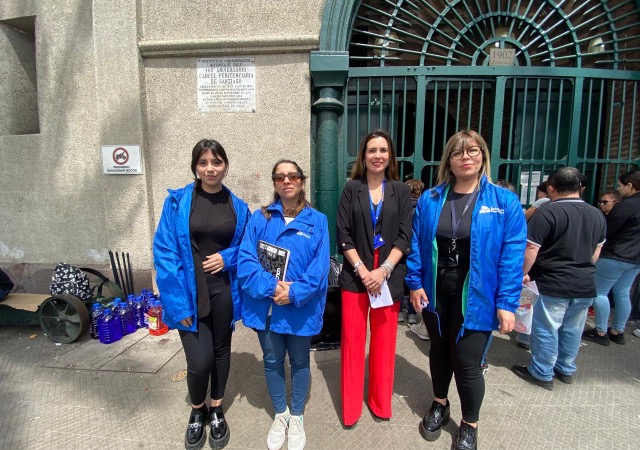 Valentina Lorca y el equipo penitenciario al ingresar a la ex Penitenciaría de Santiago, para dialogar con internos con discapacidad.