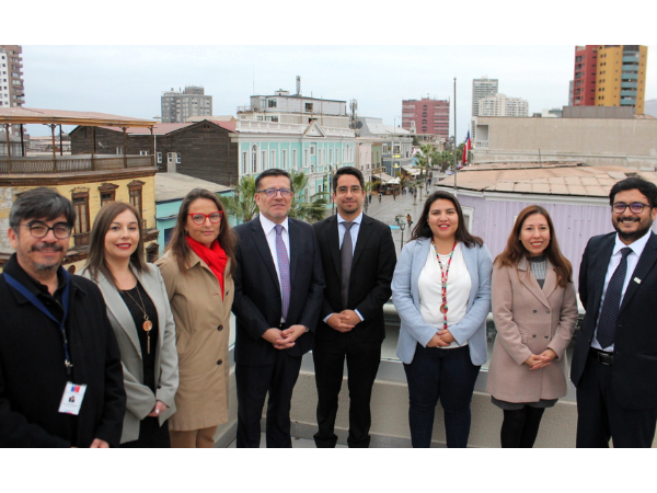 El Defensor Regional junto a las y los directores regionales de los servicios vinculados con el Ministerio de Justicia y Derechos Humanos  en la zona.