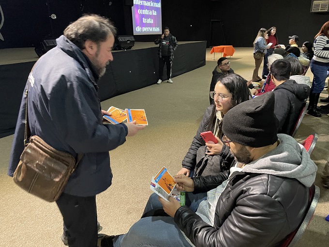 Las personas extranjeras presentes agradecieron la información recibida.