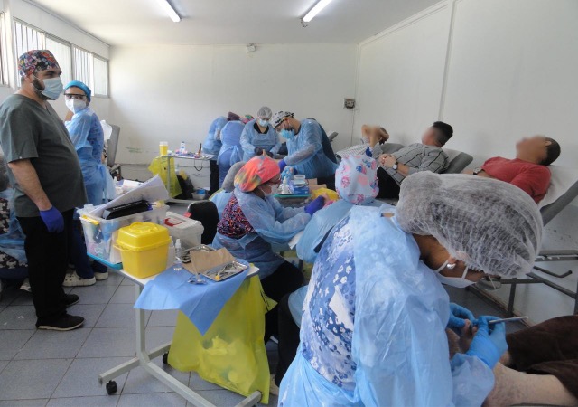 El personal de salud durante el exitoso operativo de podolog&iacute;a para internos adultos mayores en la ExPenitenciar&iacute;a.