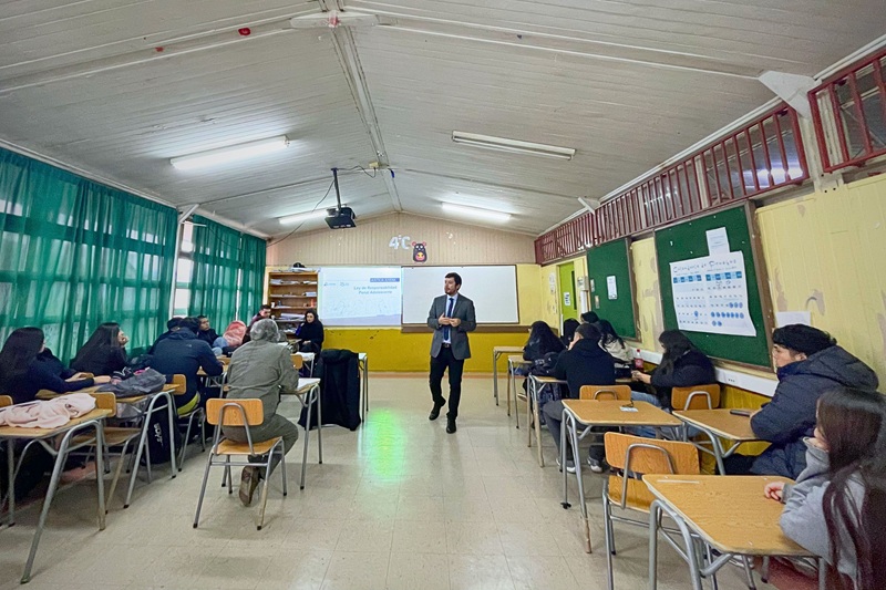 Jefe de Estudios de la Defensoría de Los Ríos dialogó sobre responsabilidad penal con estudiantes de Valdivia