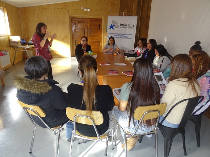 Defensoría de Magallanes y Revista Fem realizan taller de microcuentos para privadas de libertad (*)