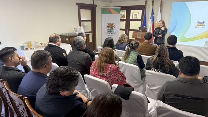 La charla se desarroll&oacute; en el sal&oacute;n del Concejo Municipal de R&iacute;o Verde, en Villa Ponsomby. 