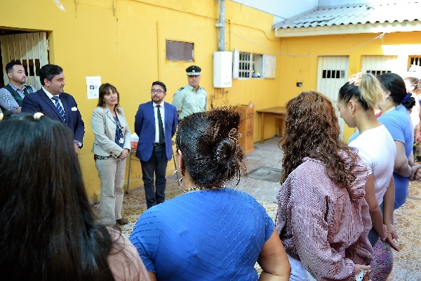 Los representantes de la Defensoría y el seremi se reunieron con las internas en el patio de la sección.