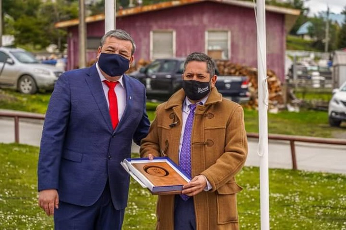 El alcalde, Patricio Fernández, en la ceremonia de entrega del galvano al defensor público César Chandía Rodríguez.