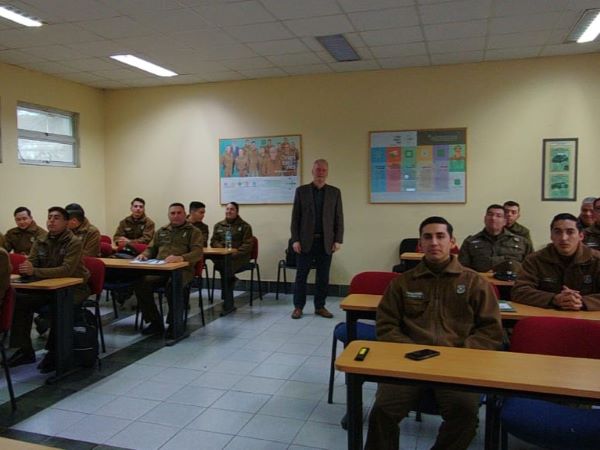 El defensor penal Miguel Retamal y efectivos policiales de Puente Alto.