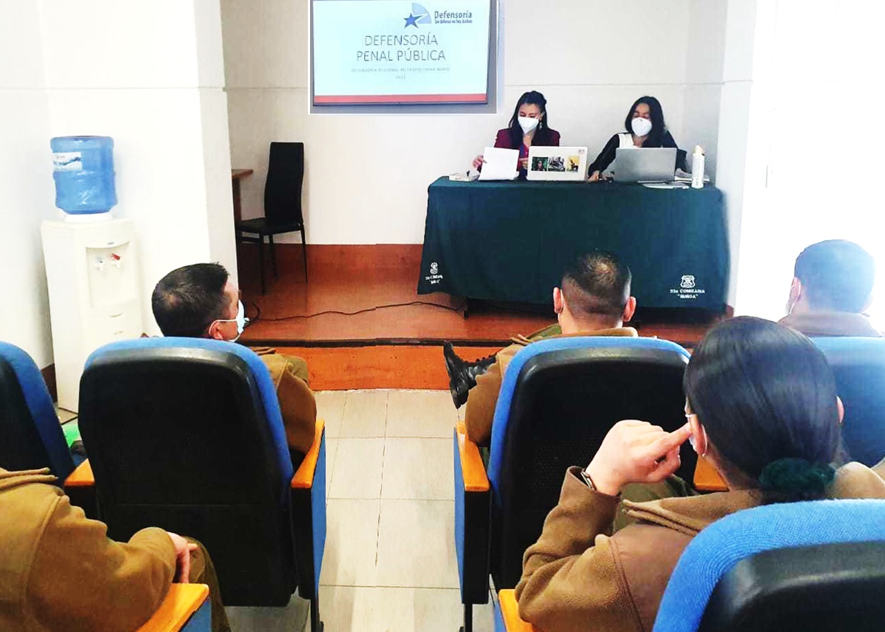 Las defensoras públicas Marcela Araya y Francisca Tello en uno de talleres realizados en comisarías.