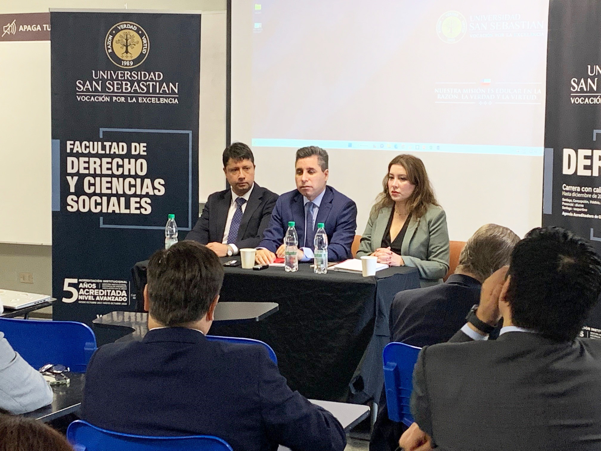 Cristian Cajas y Lorena Rebolledo, los presentadores del libro, junto al profesor Iván Navas.