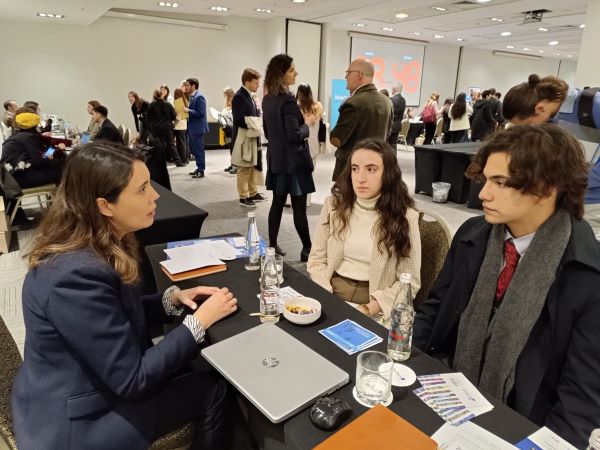 Una amplia oferta laboral  se ofreci&oacute; a egresados y alumnos, entre ellos la posibilidad de pasant&iacute;as en la DRMS 