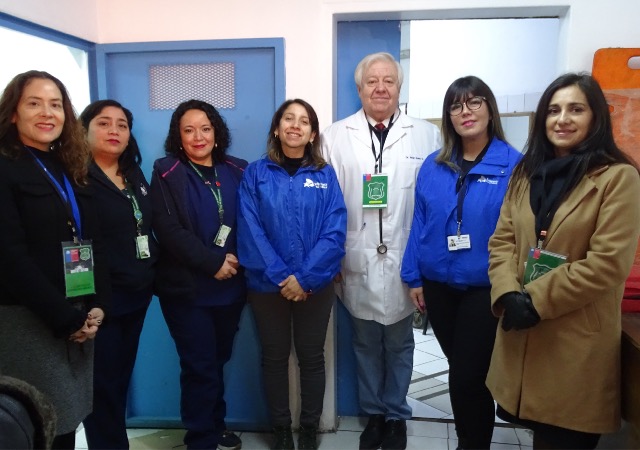 Las directivas Daniela Báez y Sandra Haro, junto al equipo penitenciario de la DRMN y al doctor Jorge Godoy, quien atendió a los internos.