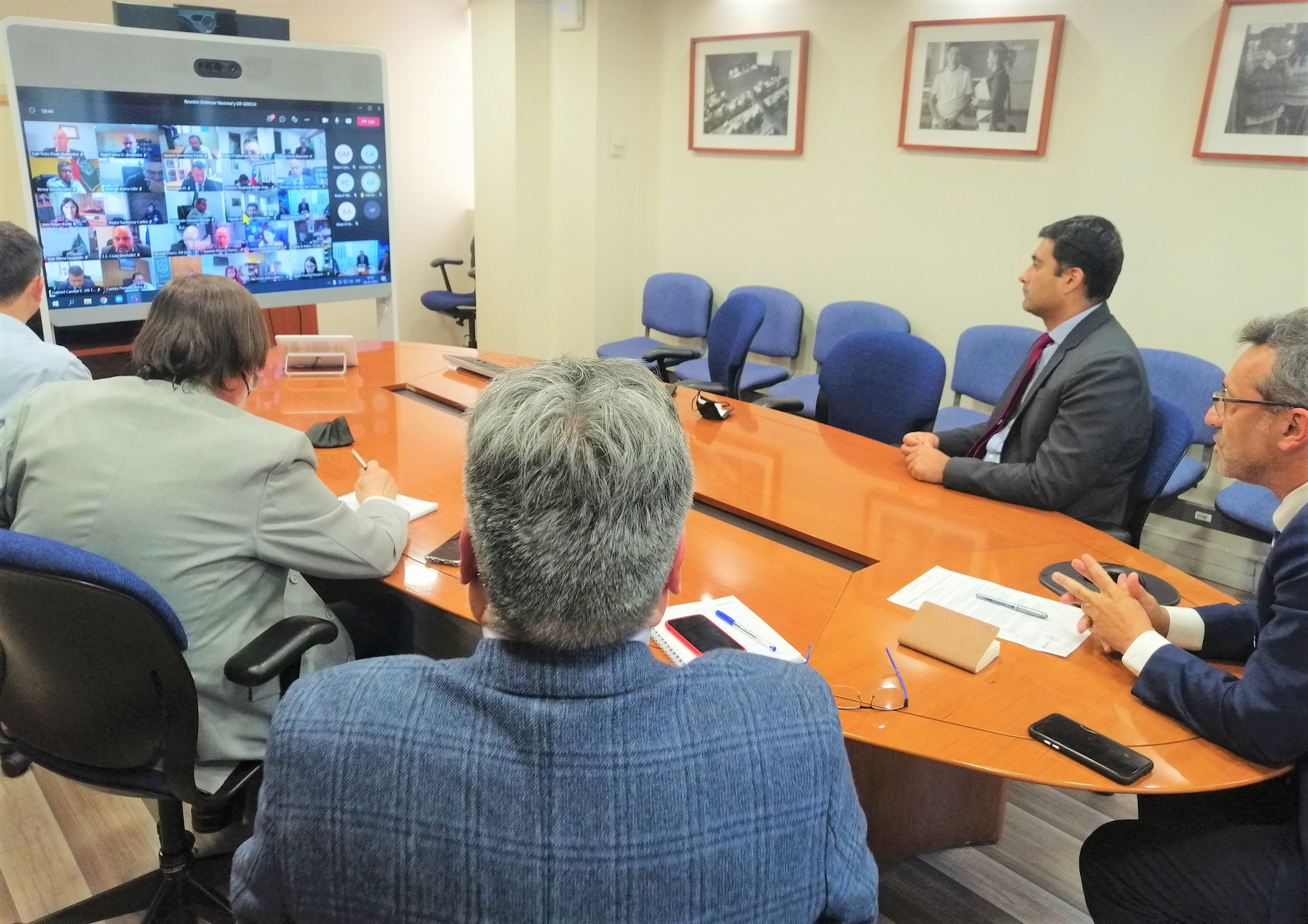 Una imagen del encuentro virtual entre los principales directivos nacionales de Gendarmería y la Defensoría.