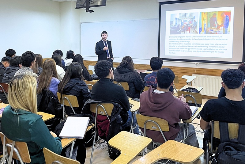 Los Ríos: jefe de Estudios conversó sobre justicia juvenil con estudiantes de derecho de la Universidad San Sebastián
