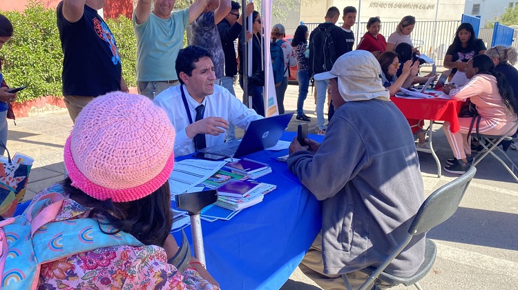 El equipo de la Defensoría Local de Calama atendió las consultas ciudadanas en la plaza de justicia 