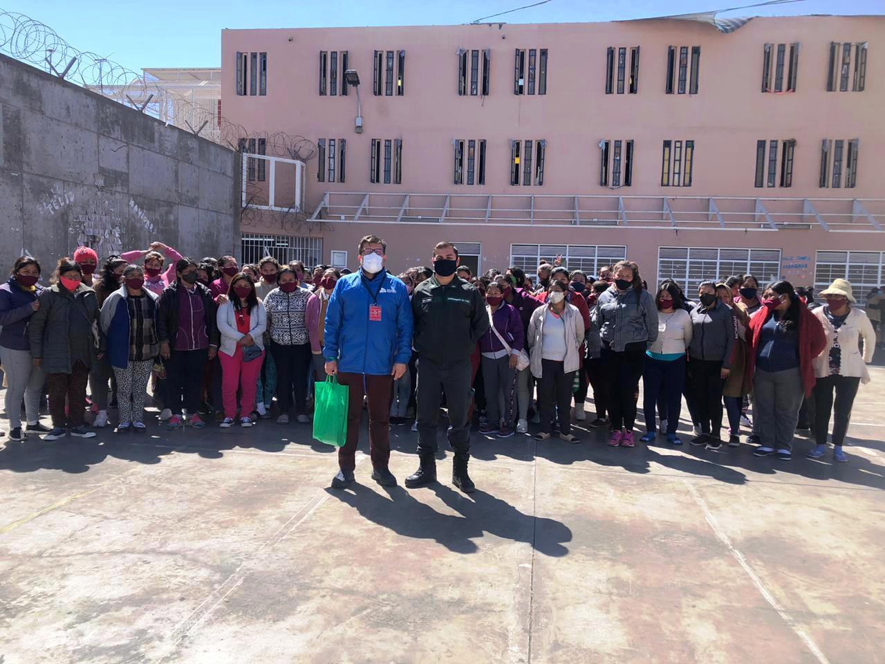 Las internas del penal de Alto Hospicio pidieron esta foto de recuerdo tras las jornadas de atención presencial que beneficiaron a unas 160 personas.