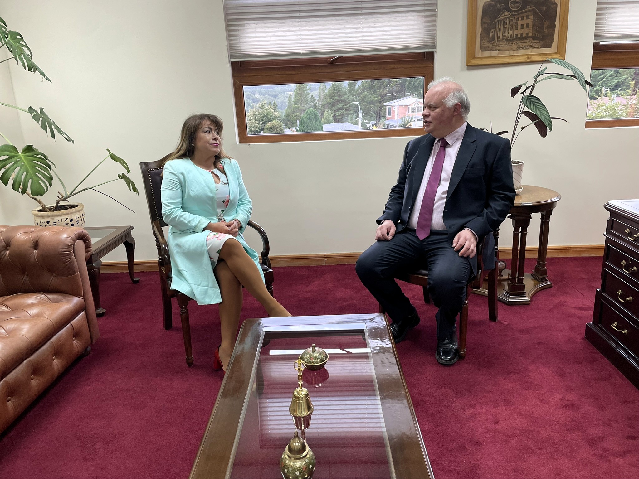 La ministra Rencoret y el Defensor Regional analizaron aspectos relevantes del sistema de justicia.