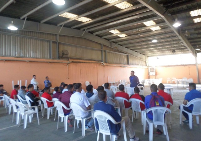 Un grupo de condenados del CET de Colina 1 participando en la charla para conocer sus derechos y beneficios.