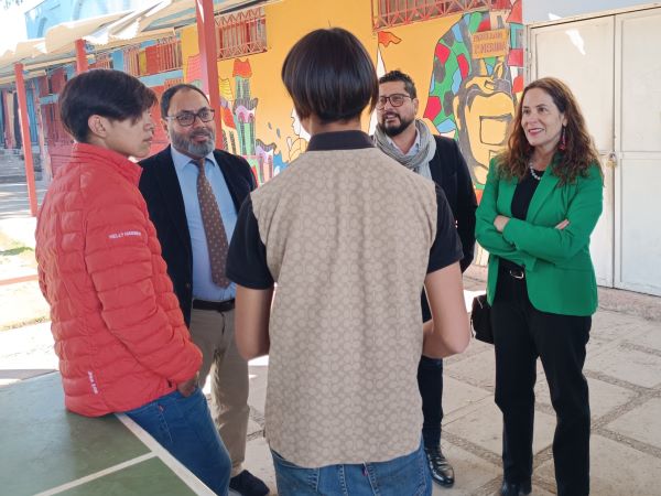 Los Defensores Regionales Crhistian Basualto (Sur) y Daniela Báez (Norte), junto al jefe de Estudios de la DRMS conversaron con los jóvenes. 